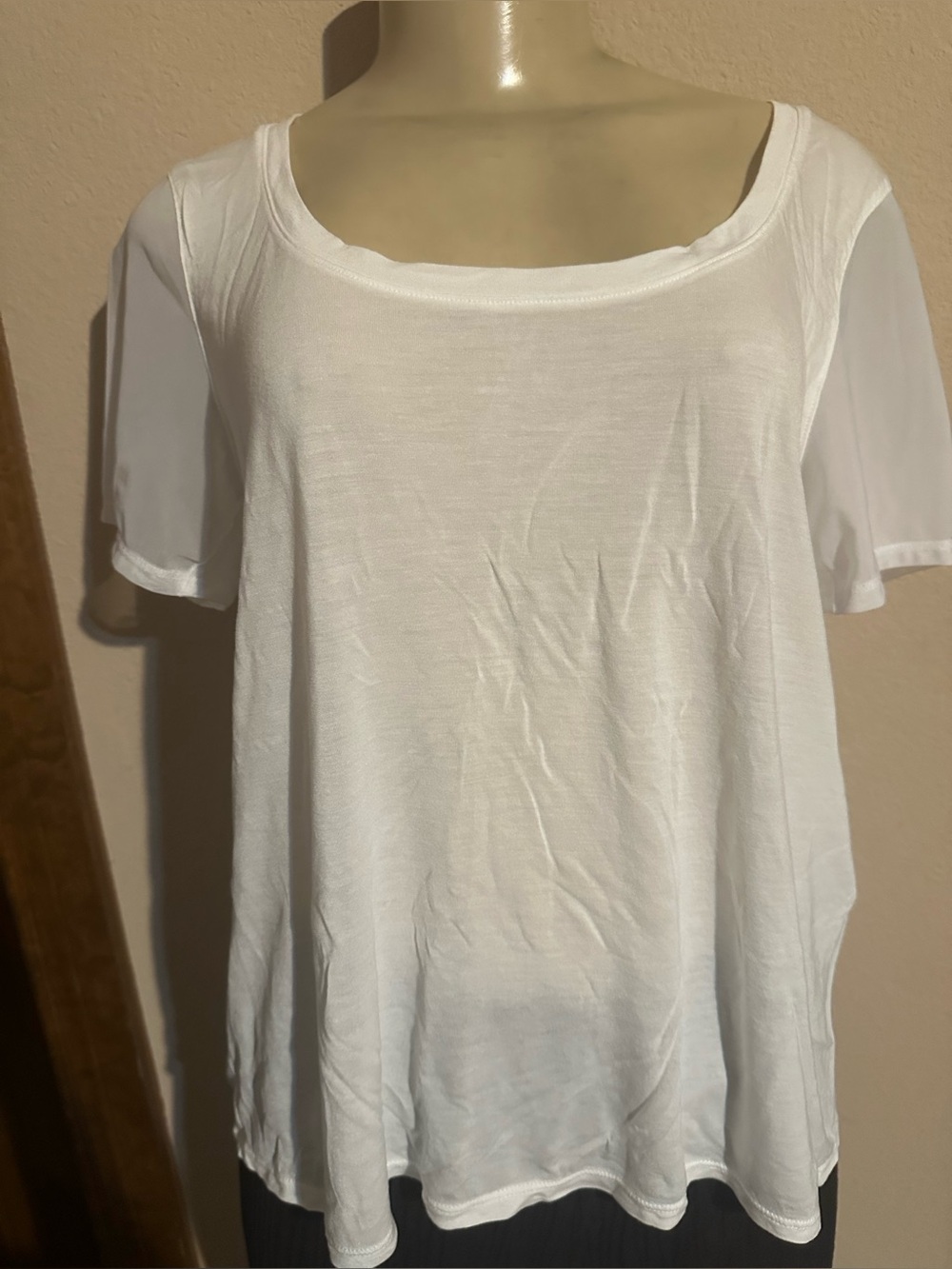 ALO Yoga Women's White Scoop Neck Short Sleeve Tee